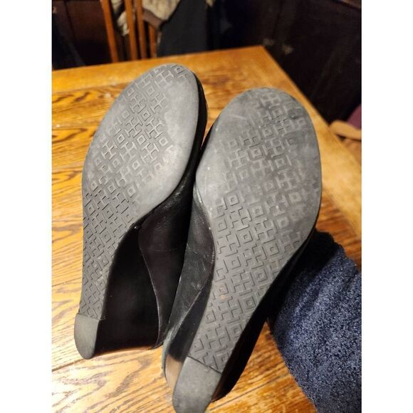 Tory Burch "Sophie" Black Leather w/Gold Reva Logo Wedge Heel Pumps Size 7 - Picture 6 of 7